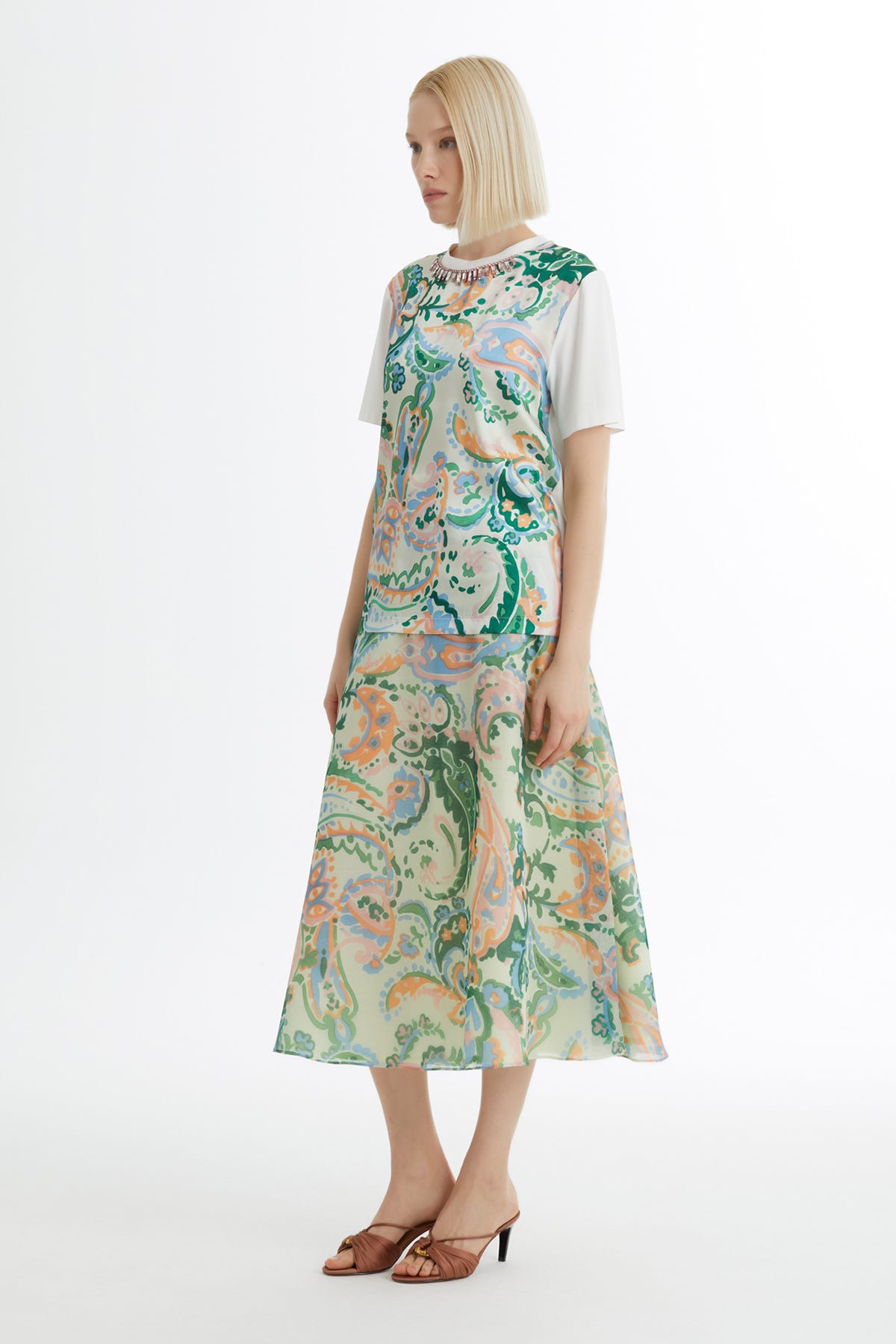 Desenli Kolye Aksesuarlı T-Shirt