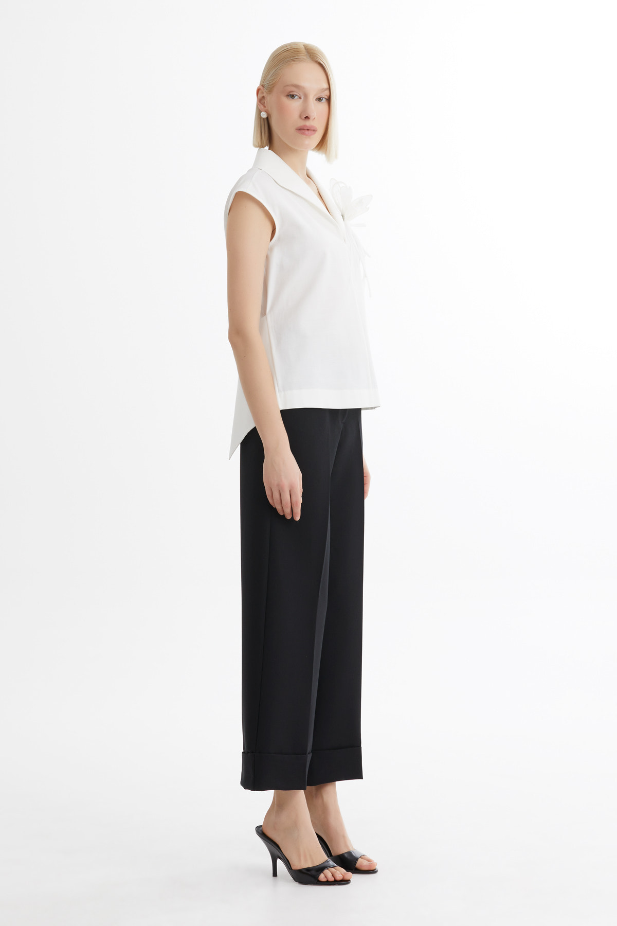 Şal Yakalı Broş Detaylı Ekru Bluz