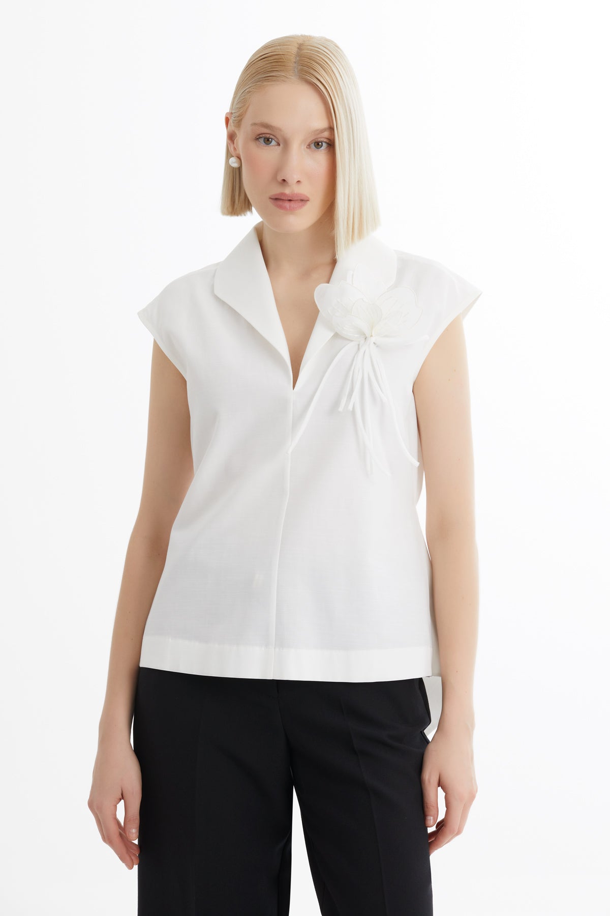 Şal Yakalı Broş Detaylı Ekru Bluz