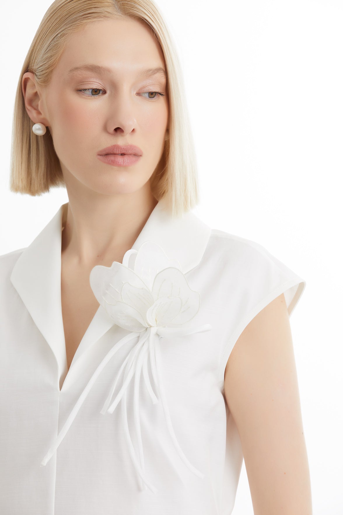 Şal Yakalı Broş Detaylı Ekru Bluz