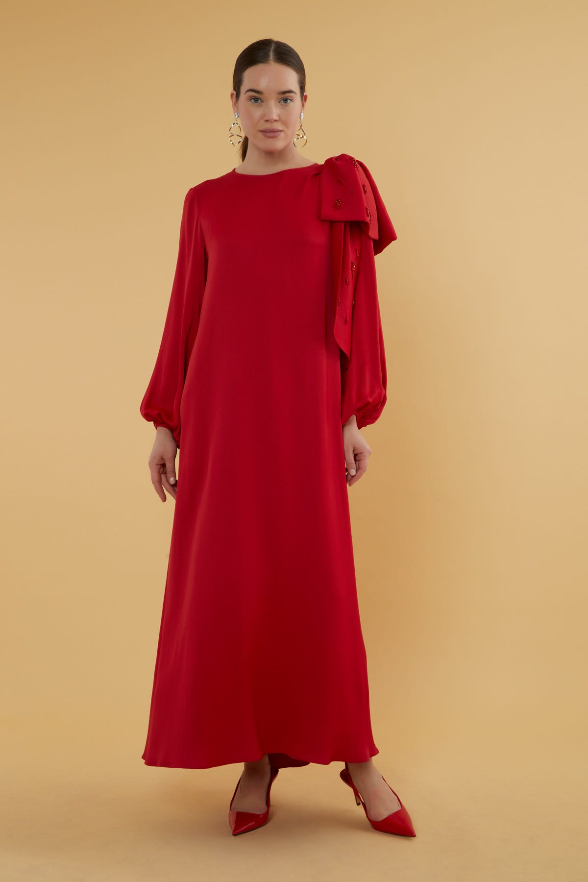Omuzda İşlemeli Fiyonk Detaylı Kırmızı Elbise